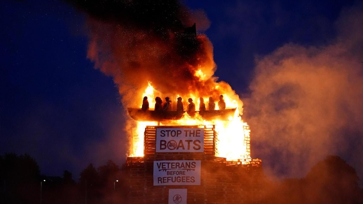 La policía de Irlanda del Norte investiga por delito de odio la quema de muñecos que representan a migrantes