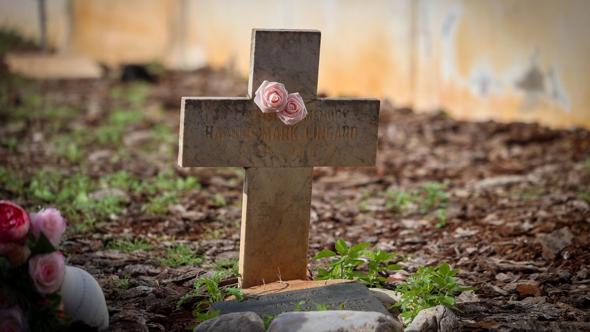 La creu d'una tomba adornada amb flors