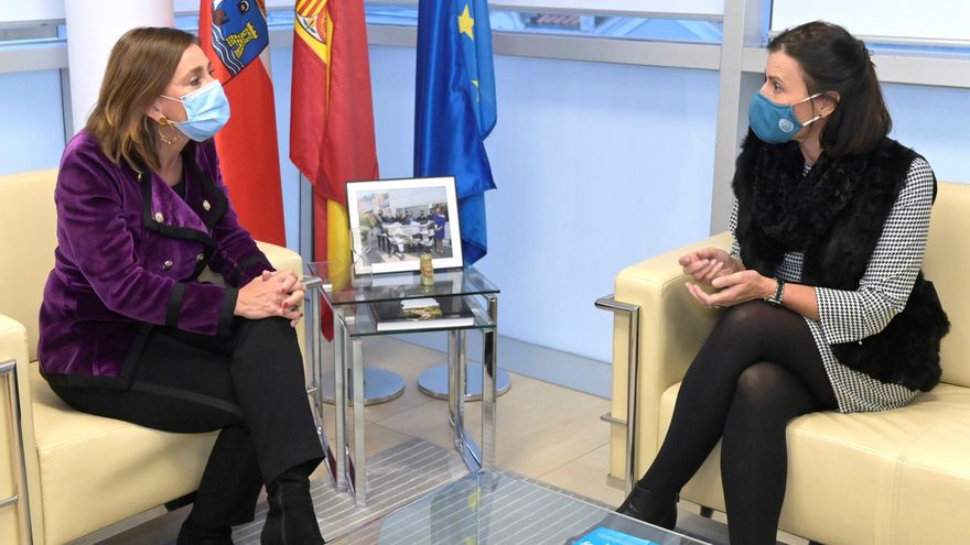 La consejera Paula Fernández con la alcaldesa Gema Igual.