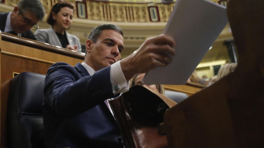 El presidente del Gobierno, Pedro Sánchez, asiste a la sesión plenaria de este martes en el Congreso de los Diputados en Madrid.
