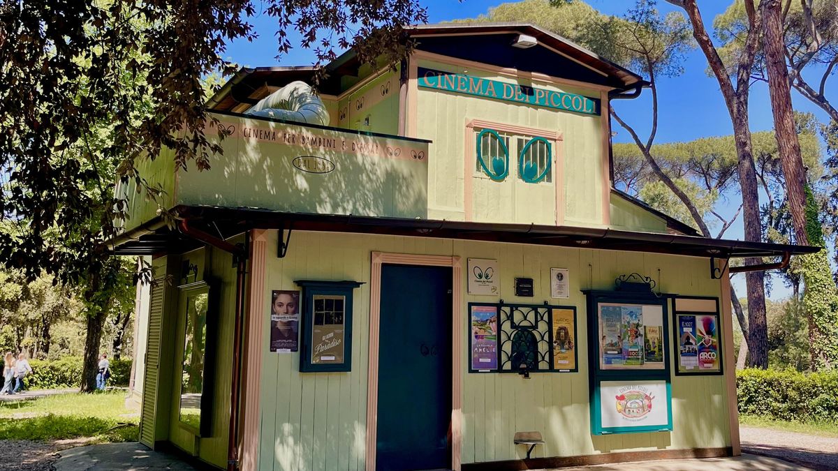 El cine más pequeño del mundo tiene 63 butacas y está en Roma: la joya escondida en Villa Borghese con récord Guinness incluido