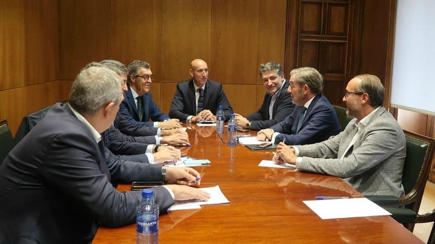 Los representantes empresariales leoneses en la reunión explicativa con el alcalde de León, José Antonio Diez, en el centro.