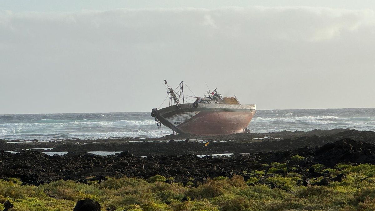 El atunero que encalló esta madrugada en el norte de Lanzarote
