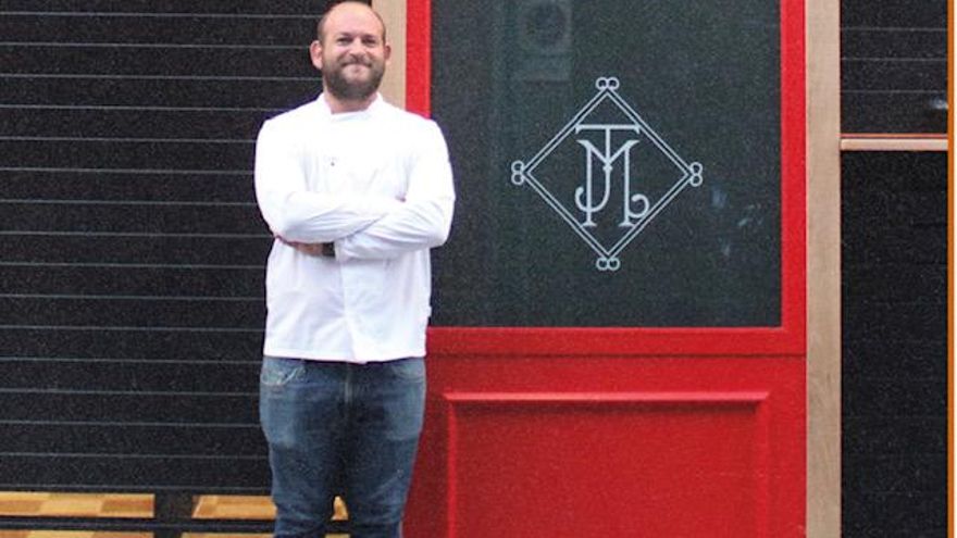 Kike Espino en la puerta de Manuela Jimena.