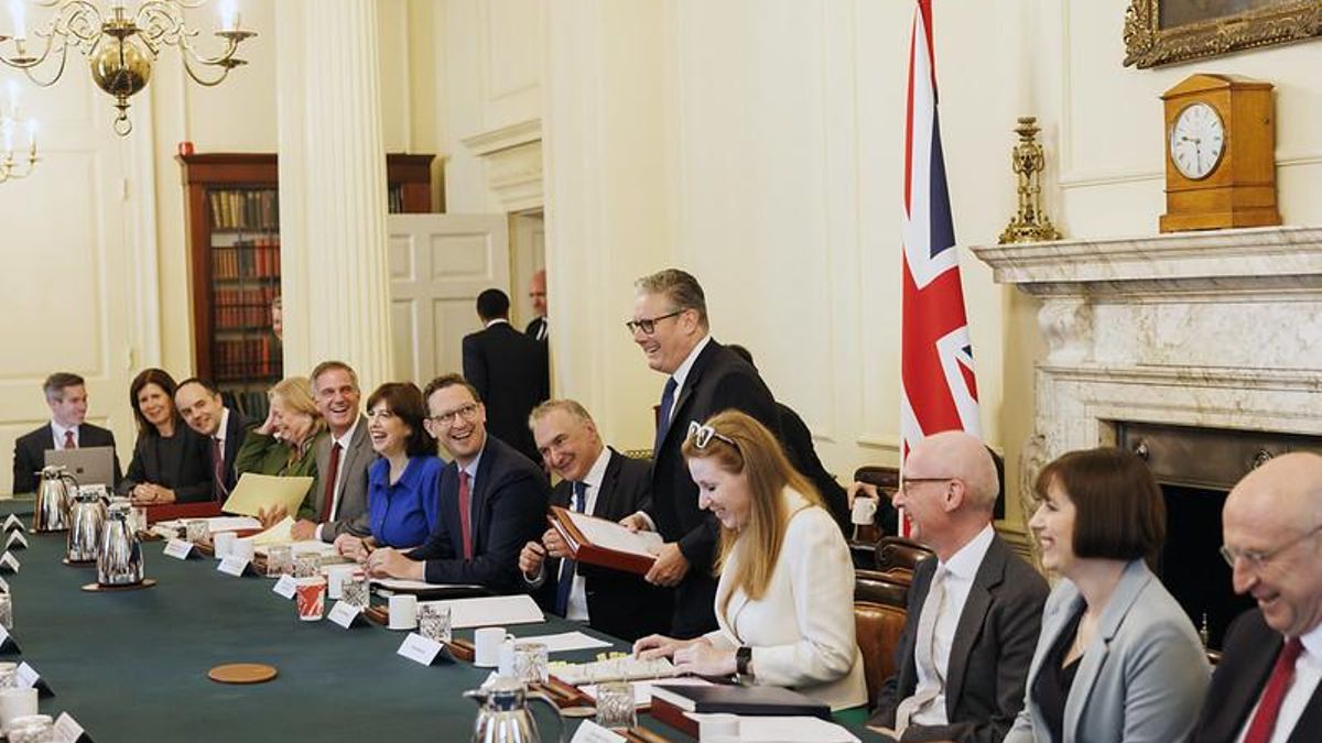El primer ministro británico, Keir Starmer, de pie junto a la vice primera ministra, Angela Rayner, en la reunión de su Gobierno este martes, en Londres.