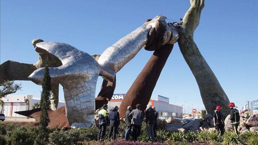La escultura de Ripollés en homenaje a las víctimas del terrorismo, tumbada por el viento.
