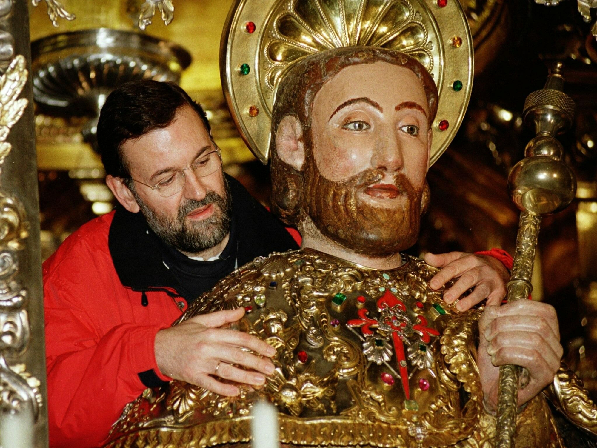 Rajoy abraza el Apóstol al finalizar el camino, en agosto de 2008, siendo ministro de Administraciones Públicas / EFE