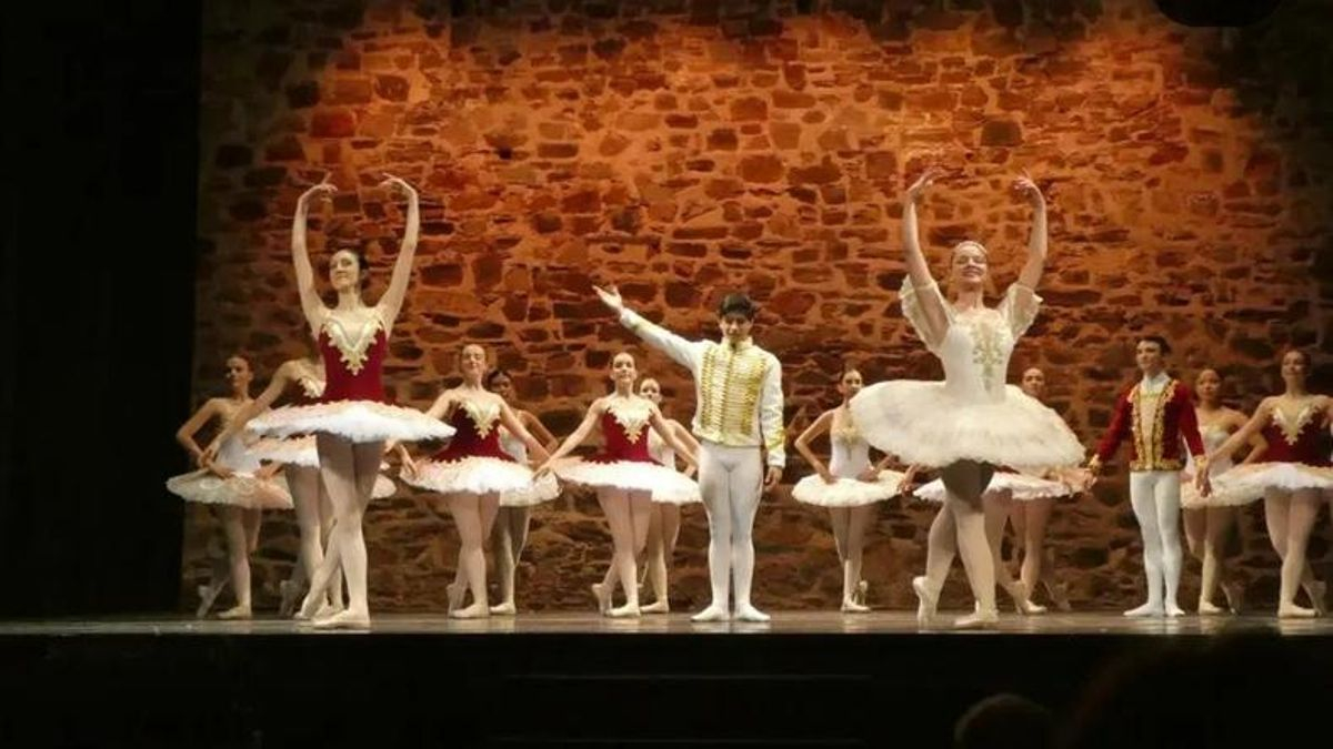 Dancer from a working-class Cáceres neighborhood wins place at elite London ballet school