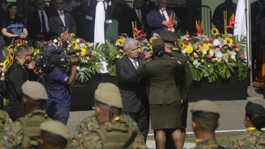 Presidente de Panamá resalta control de la crisis migratoria en cambio de mando policial