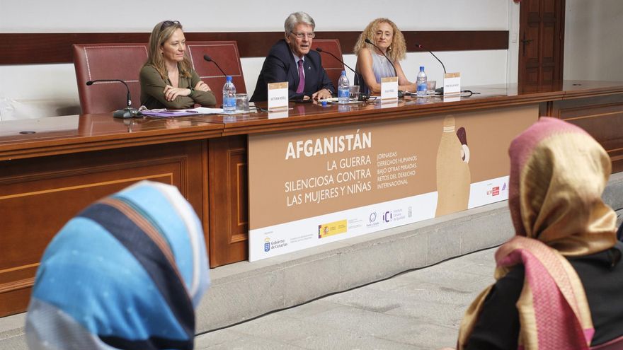 La delegada del Gobierno contra la Violencia de Género, Victoria Rosell (i); el consejero de Justicia, Julio Pérez (c); y la diputada del Colegio de Abogados de Las Palmas, Pino de la Nuez Ruiz (d), inauguraron la jornada "Afganistán, la guerra silenciosa contra mujeres y niñas", donde intervino por videoconferencia la ministra de Defensa, Margarita Robles. EFE/Ángel Medina G.