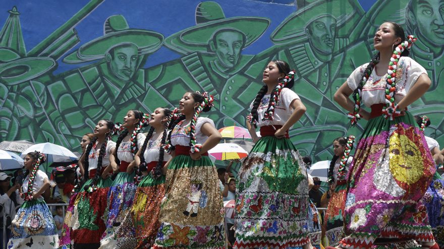 Con desfile cívico-militar en el centro de México honran a héroes de la Batalla de Puebla