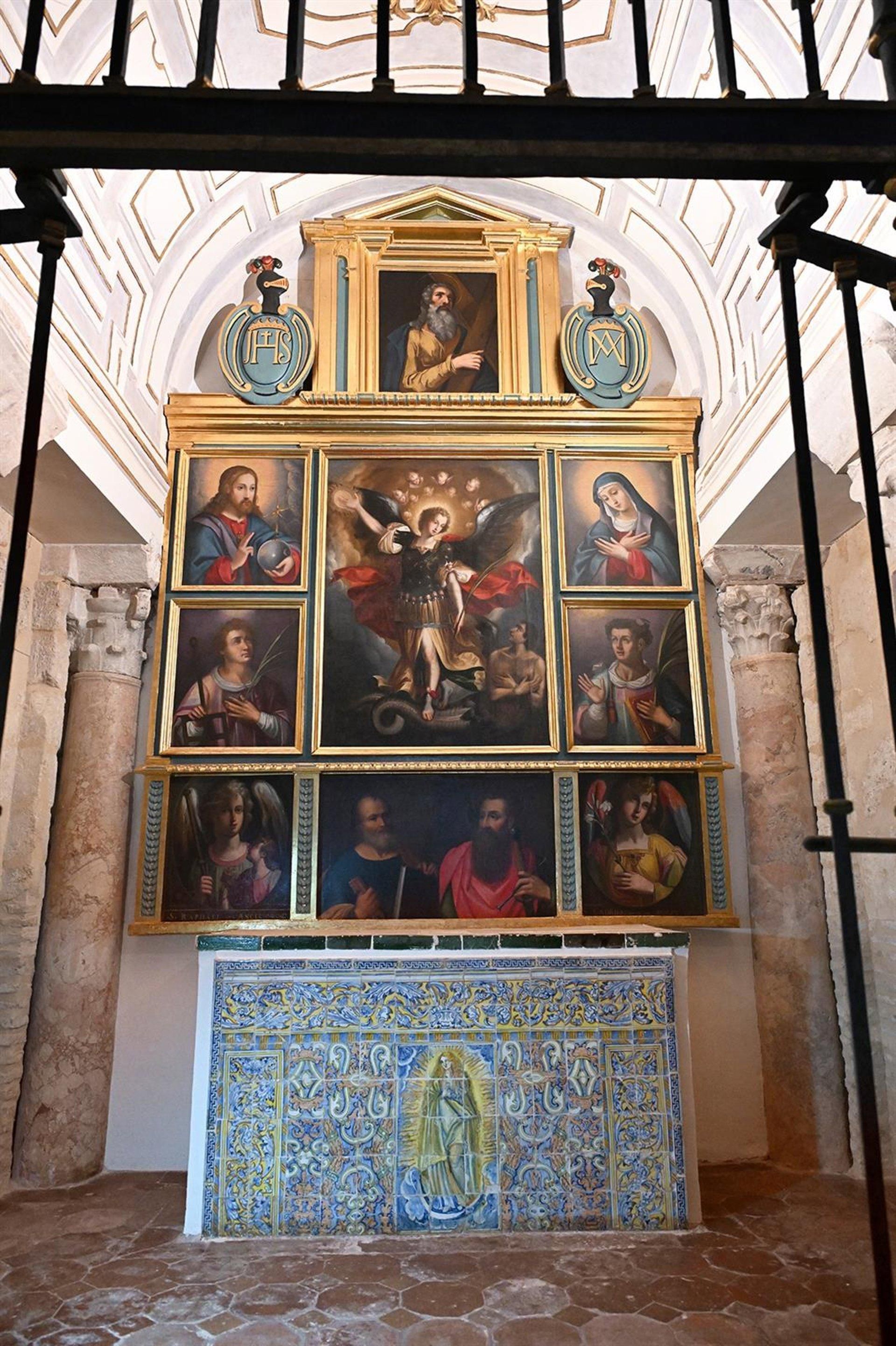 Retablo de la capilla de San Miguel de la Mezquita-Catedral ya restaurado