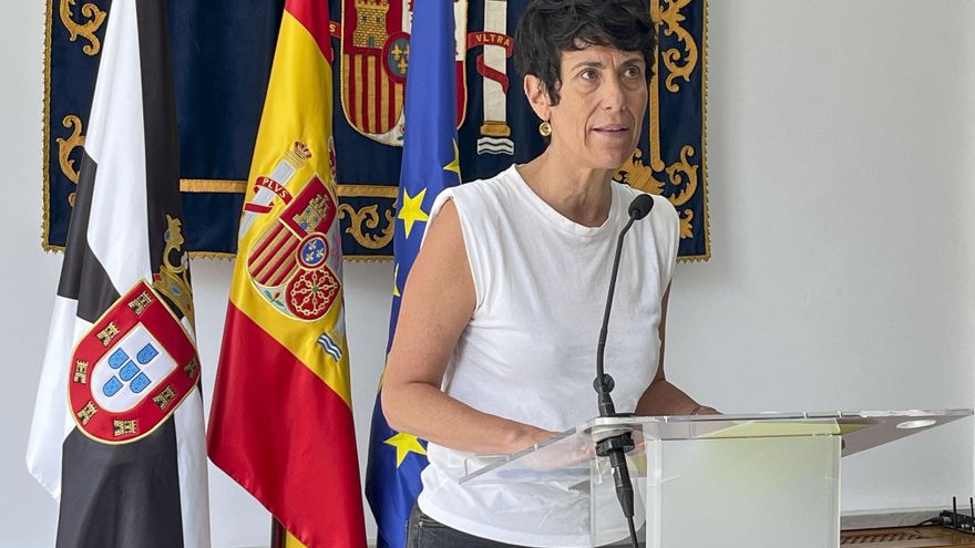 La ministra de Inclusión, Seguridad Social y Migraciones y portavoz del Gobierno, Elma Saiz, comparece ante los medios este lunes en la sede de la Delegación del Gobierno en Ceuta. EFE/Reduan
