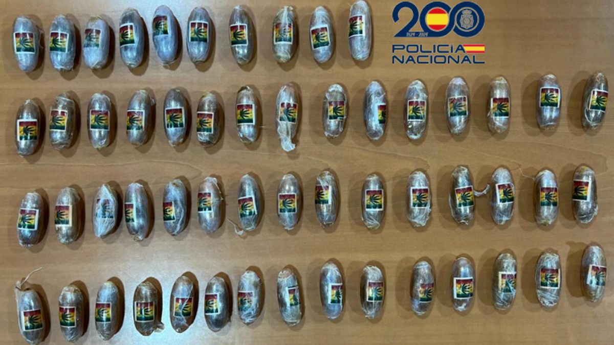 El hachís que portaban los dos pasajeros, tras expulsarlo, que arrojaba un peso total de 550 gramos.