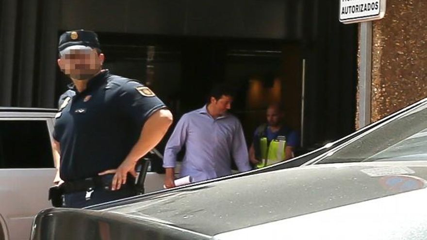 Carlos S. Campillo / ICAL El alcalde de Villaquilambre (León), Manuel García, es trasladado por la UDEF tras los registros en el Ayuntamiento