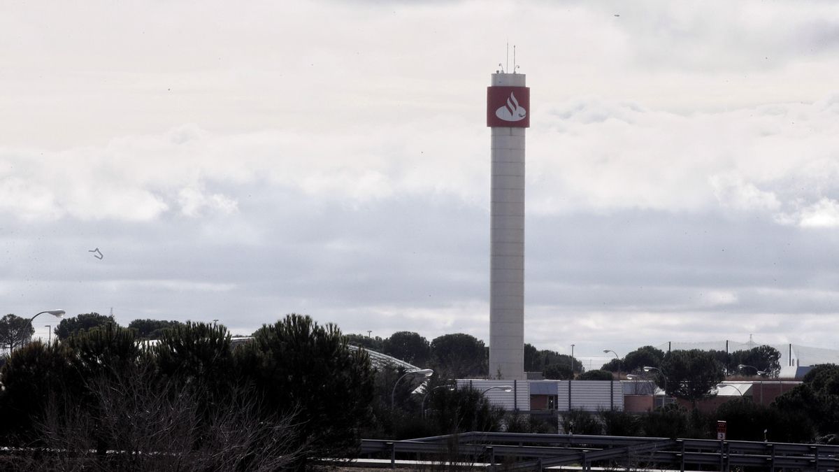 Logo del Banco Santander en lo alto de una construcción en la entrada a la Ciudad Financiera del Grupo Santander cerca de la localidad madrileña de Boadilla del Monte.