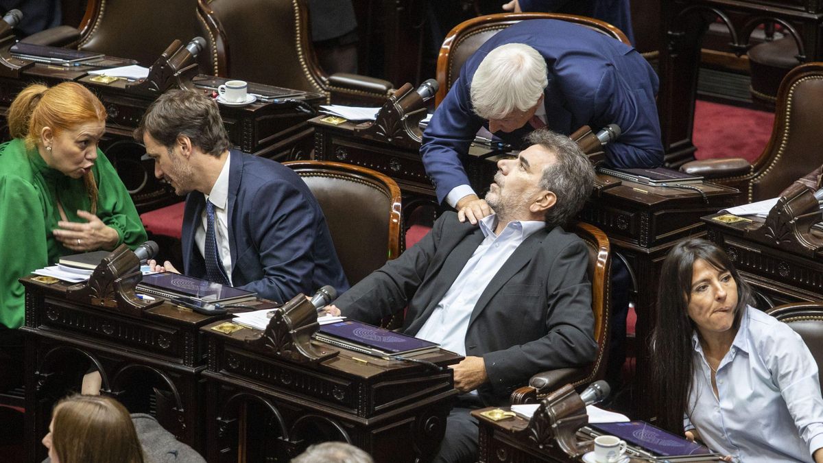 Cristian Ritondo, jefe del bloque PRO, acordó junto a Pamela Verasay, jefa del bloque radical, aplazar la interpelación de Adorni
