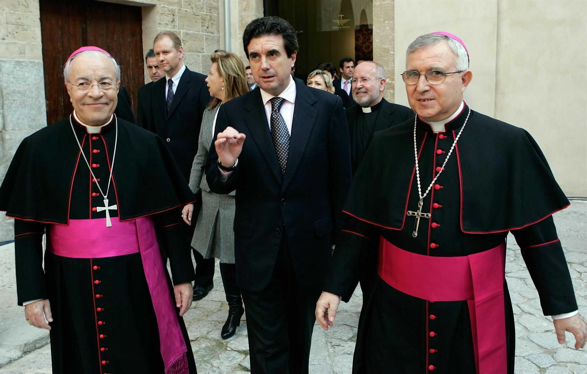 El nuncio del Papa, Manuel Monteiro (izq), junto al expresidente del Govern balear, Jaume Matas (c), y el entonces obispo de Mallorca, Jesús Murgui (dcha), en abril de 2007