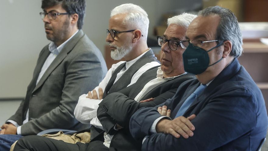 De izquierda a derecha, el empresario Rafael García Barat, Marcos Benavent, autodenominado 'yonqui del dinero', y Juan José Medina, exalcalde de Montcada.