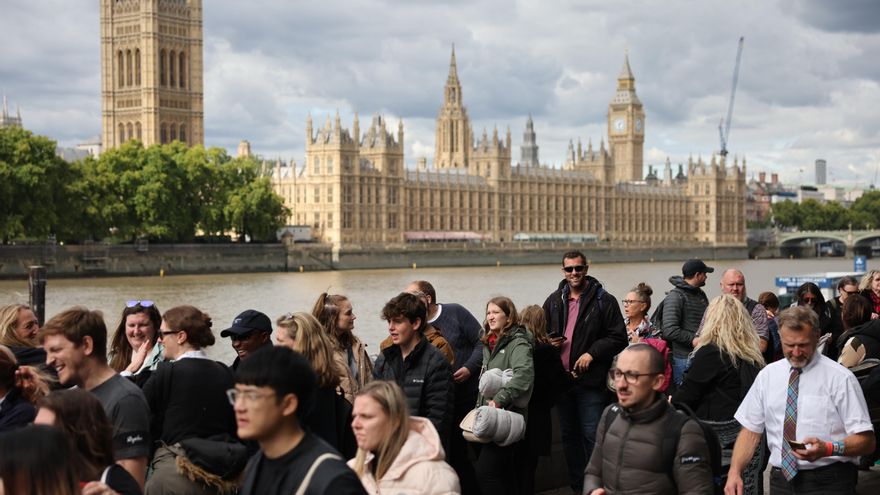 Personas en la cola para acudir a la capilla ardiente de la difunta reina Isabel en Westminster Hall este domingo. EFE/EPA/TOLGA AKMEN