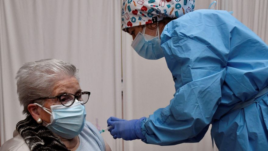 Personal sanitario administra la vacuna contra el coronavirus. EFE/Pablo Martín/Archivo