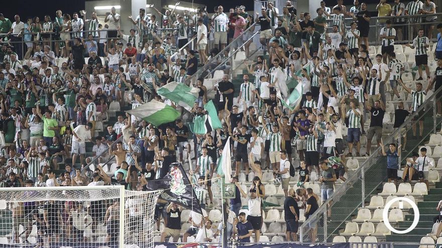 La grada de animación de El Arcángel enmudeció en señal de protesta