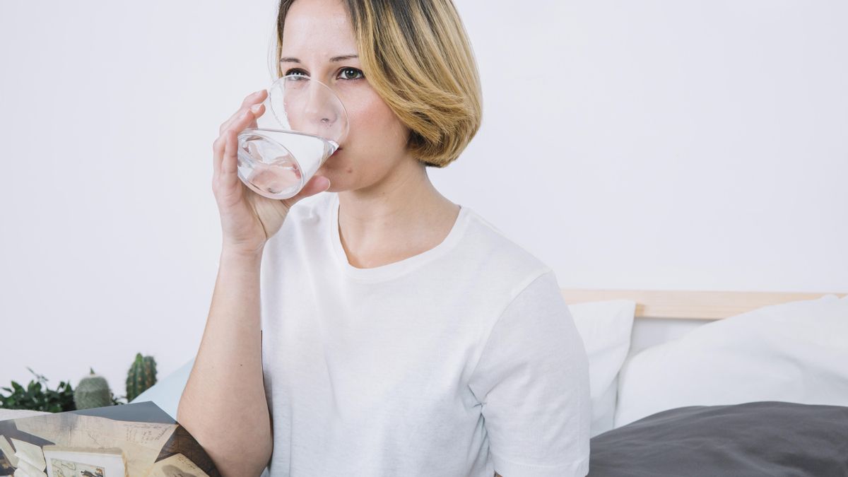 Los expertos recomiendan beber un par de vasos de agua nada más levantarse.
