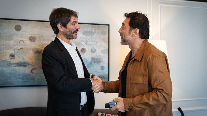 El ministro de Cultura Ernest Urtasun y Javier Bardem, en un encuentro de 2024