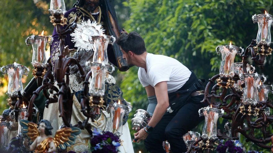 Un hermano vuelve a instalar la pieza.