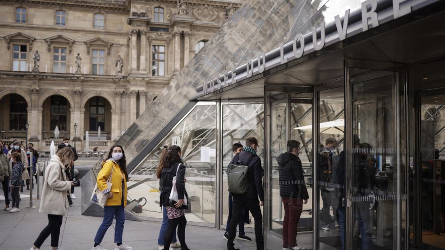 Vistantes con mascarilla esperaban su turno para entrar en el Museo del Louvre, en París, el pasado mes de mayo. EFE/EPA/YOAN VALAT/Archivo
