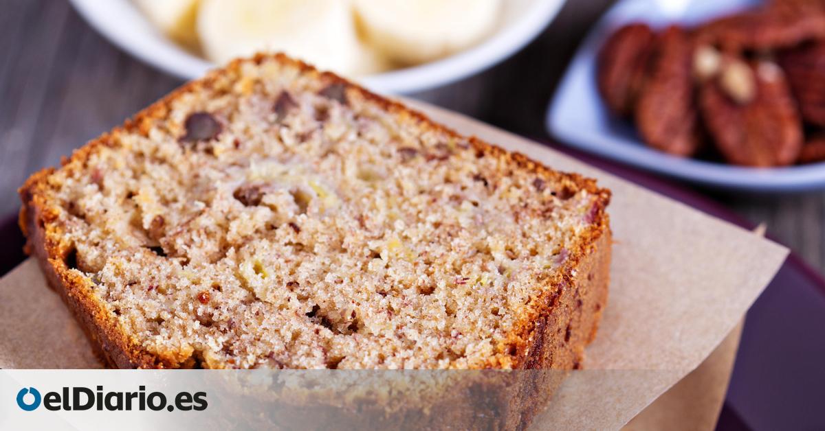 Bizcocho proteico de yogur, avena y plátano: una receta sencilla y saludable sin horno que se hace en apenas 10 minutos