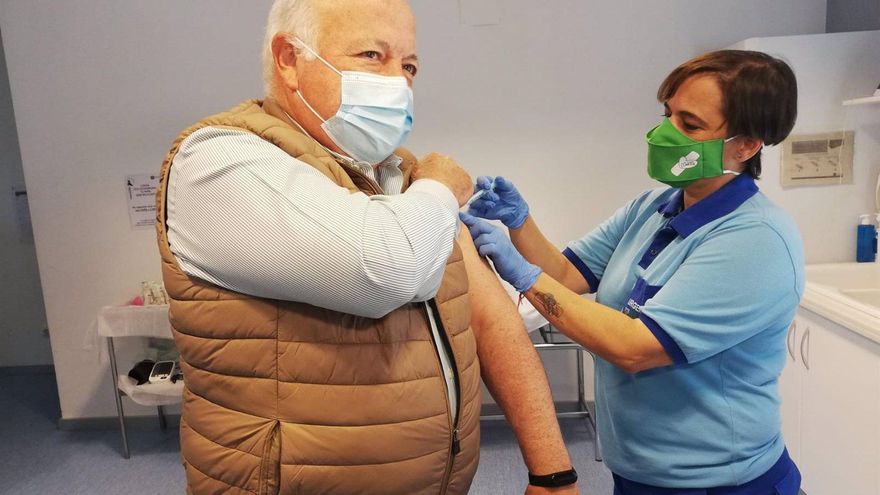 La Junta anima a los mayores de 60 años a vacunarse con AstraZeneca tras detectar un rechazo del 20%