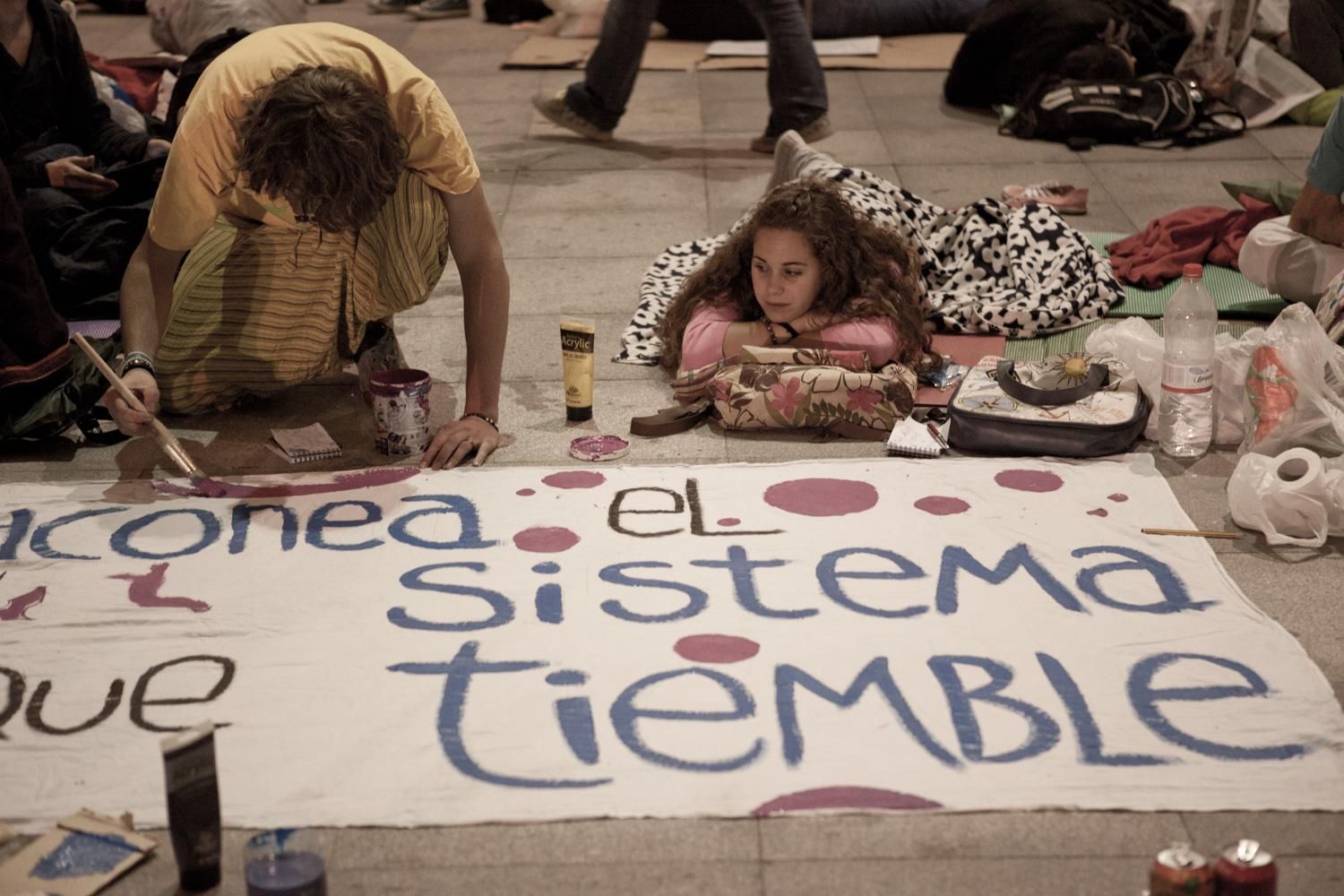 Otros aprovechaban la noche para retocar pancartas