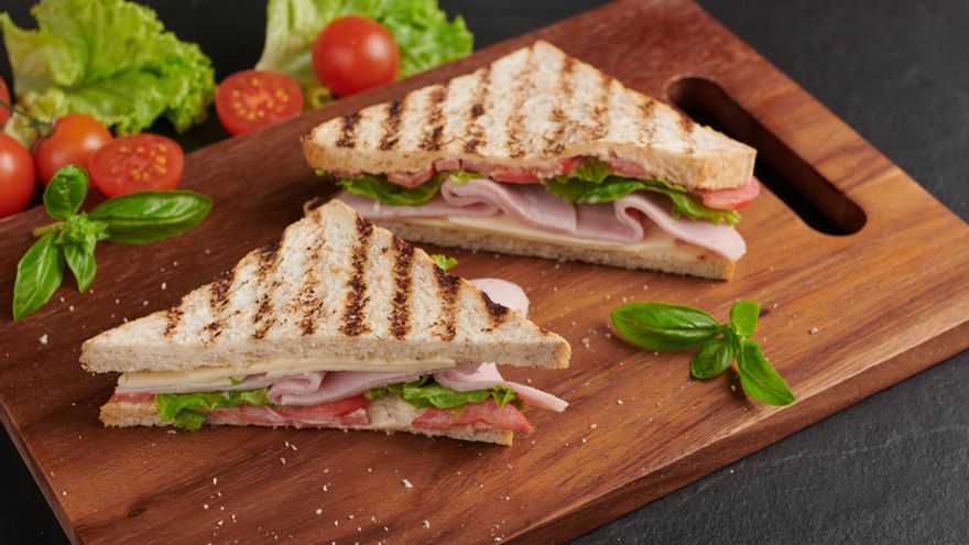 La curiosa anécdota que dio origen y nombre al sándwich y popularizó a su creador