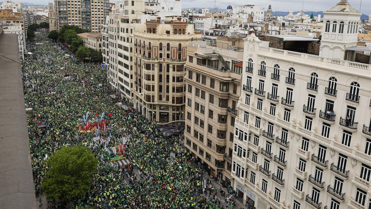 Decenas de miles de docentes valencianos responden a la propuesta de Educación con una manifestación histórica