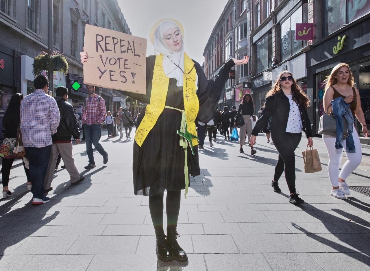 'Blessed Be the Fruit', serie ganadora del primer premio de la categoría 'Problemas contemporáneos'. Muestra a la activista por la reforma de la ley del aborto, Megan Scott, vestida como Santa Brigid, mujer patrona de Irlanda, mientras posa para una fotografía en la principal calle comercial de Dublín.