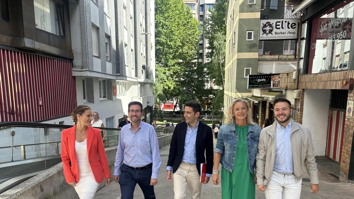 Pedro Casares acompañado de la portavoz del PSOE, Ainoa Quiñones; los vicesecretarios generales de Política Municipal, Susana Herrán y Javier Incera; y el secretario general de Juventudes Socialistas, Fran Cano.