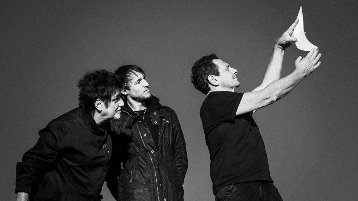 Diego Arnedo (bajo), Catriel Ciavarella (baterías) y Ricardo Mollo (guitarra).