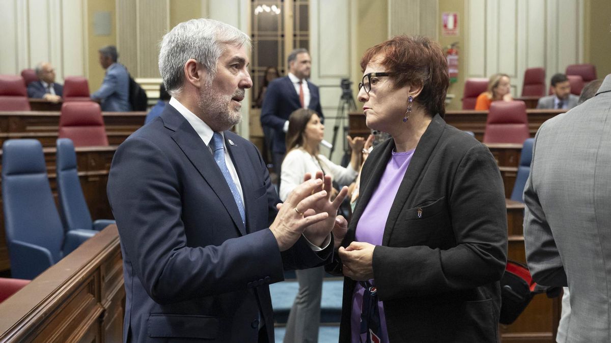 El presidente de Canarias, Fernando Clavijo (i), y la consejera de Bienestar Social, Igualdad, Juventud, Infancia y Familias, Candelaria Delgado,(d), hablan antes del inicio del pleno del Parlamento.EFE/Miguel Barreto