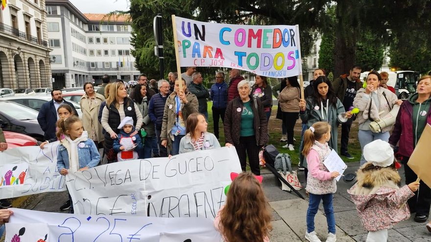 Las familias de dos colegios asturianos se plantan ante el Principado por la subida del comedor escolar
