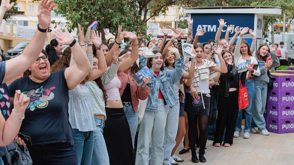 Un festín literario en Magaluf, meca del turismo de borrachera: “Aquí hay mucha fiesta, pero el festival nos encanta”