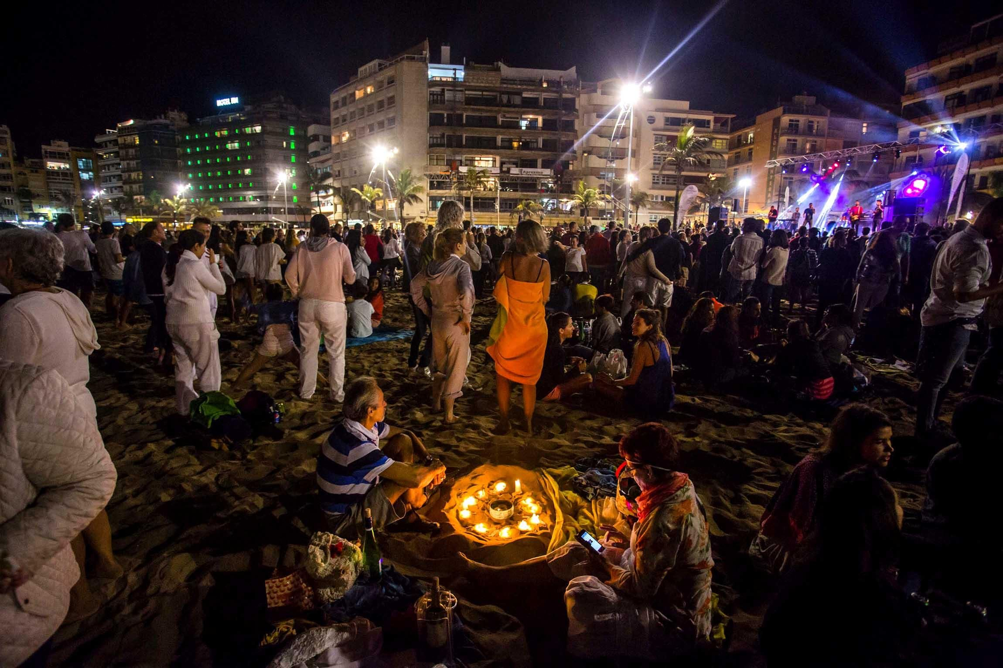 Miles de personas celebraron la noche de San Juan en la Playa de Las Canteras.