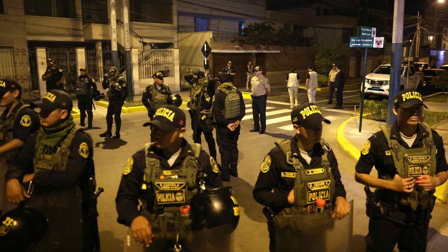 La Fiscalía y la Policía de Perú registran la casa de la presidenta Dina Boluarte por un presunto delito de enriquecimiento ilícito