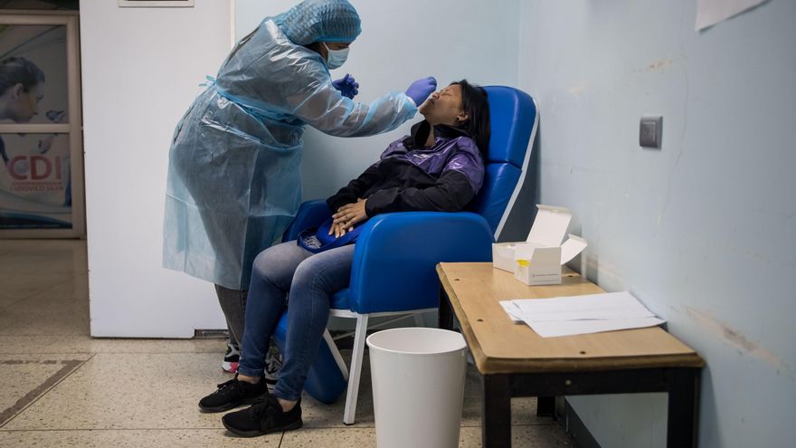 Fotografía de archivo de una enfermera mientras realiza una prueba para detectar el COVID-19 en Caracas (Venezuela). EFE/ Miguel Gutiérrez