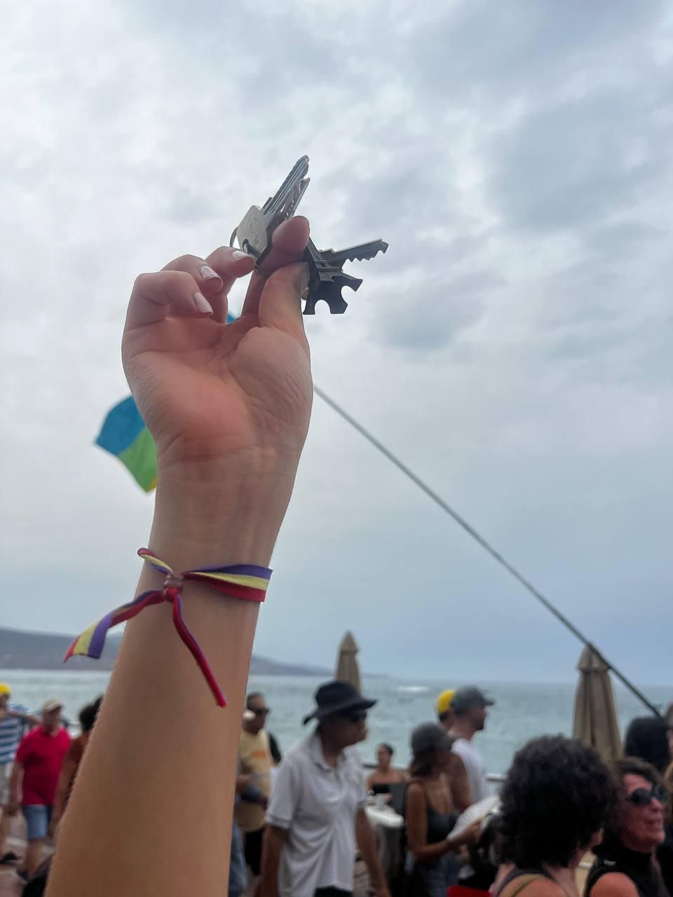 Una mujer agita las llaves de su casa en señal de protesta durante la manifestación.