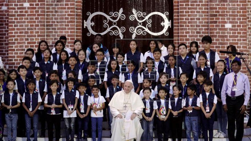 El Vaticano dice que la diplomacia papal no es infalible durante el viaje a Birmania