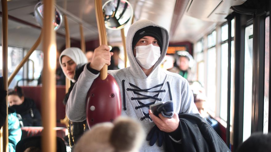 Una persona con una mascarilla para evitar el contagio de coronavirus en un autobús de Londres.