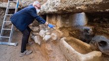 Más de cuatro siglos después de su fallecimiento, Valladolid se ha propuesto encontrar bajo las calles que un día albergaron el convento de San Francisco, donde también reposó el cuerpo de Colón, los restos mortales del príncipe y rebelde irlandés 'Red' Hugh O'Donnell, quien se rebeló en el siglo XVI contra el imperio inglés con el apoyo de la corona española y que es todo un mito en el Úlster. En la imagen, trabajos arqueológicos que ya han conseguido adentrarse más de dos metros bajo las calles de Valladolid.