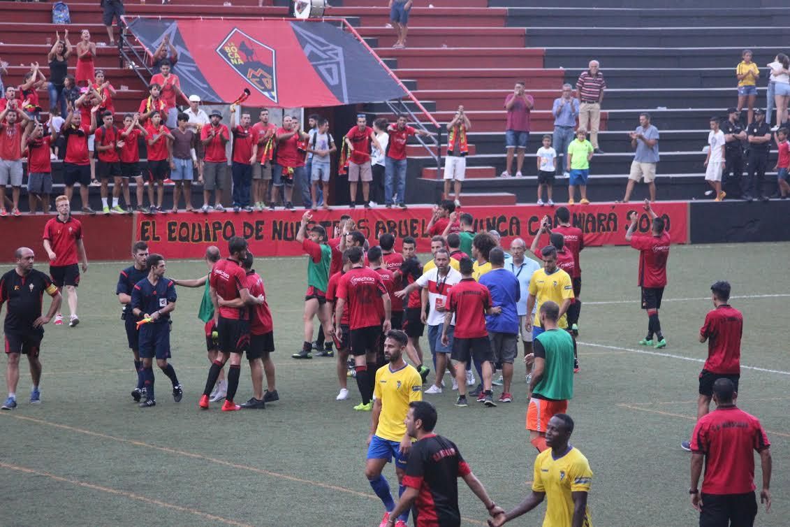 Los jugadores del Mensajero dieron las gracias a la afición por el apoyo recibido. Foto: JOSÉ AYUT.