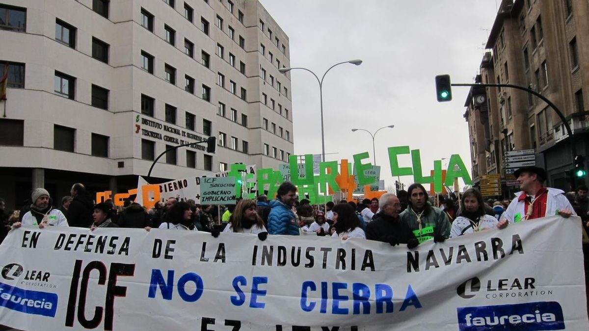 Una manifestación rechaza en Pamplona el cierre de Faurecia y pide al Gobierno de Navarra que se "involucre"